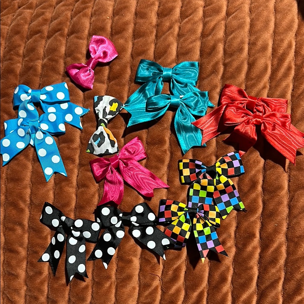 Multi-color bow clips